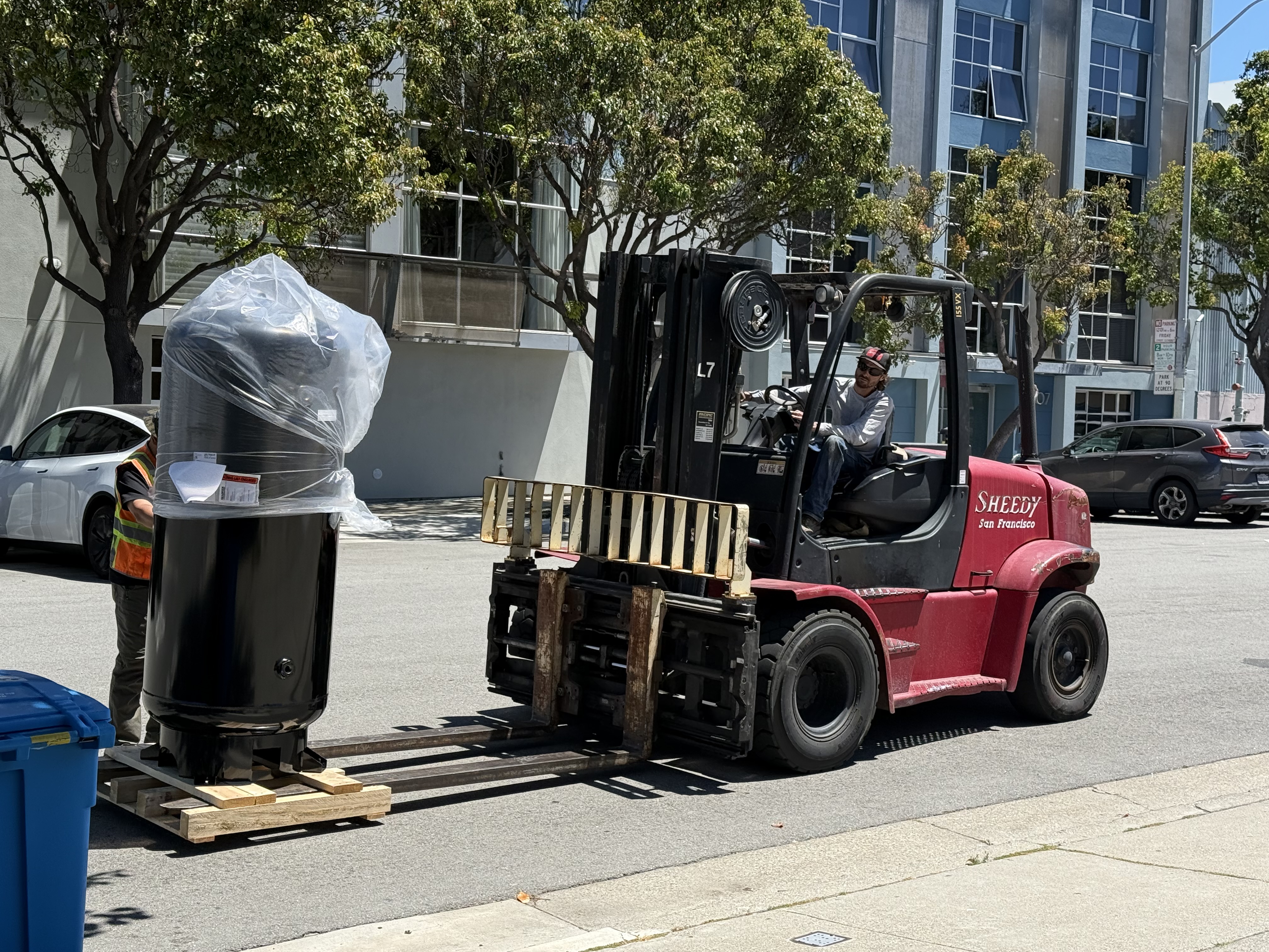 Forklift lifting tank